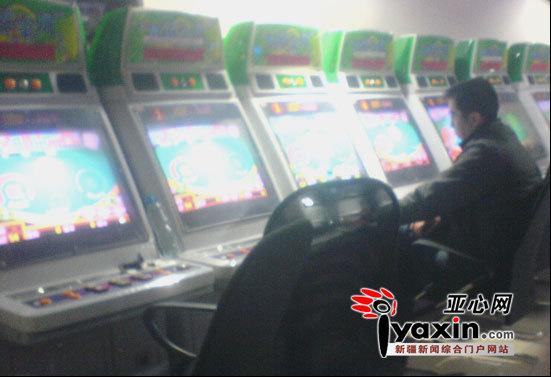 孩子玩赌博机两小时输光父母两万元