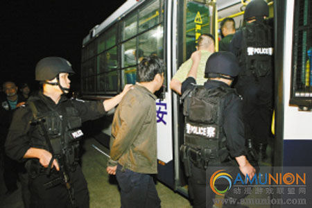 深圳警方出动90名警力捣毁一赌博游艺城