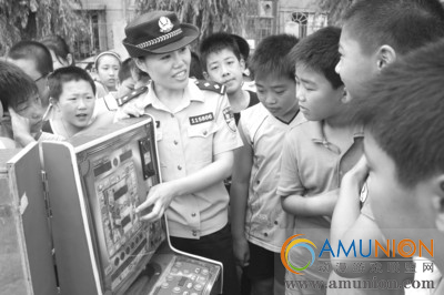 赌博机进校园 民警为学生现场揭秘骗钱伎俩