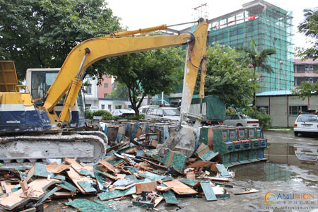 东莞市洪梅镇公开销毁赌博游戏机206台