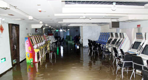 新疆和田暴雨淹城 两娱乐场所遭殃