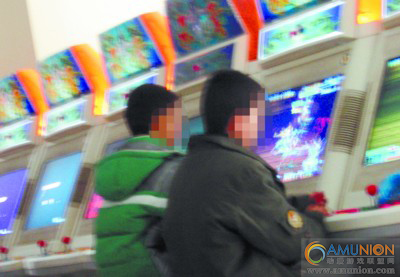 电玩店违规接纳未成年人  学生逃学玩游戏