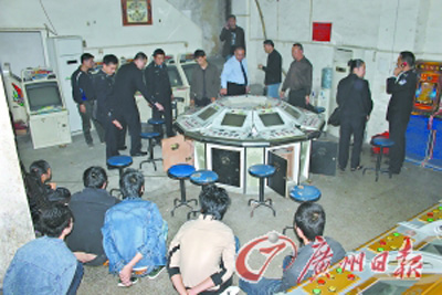 湛江民警突袭游戏机室 现场抓获涉赌人员