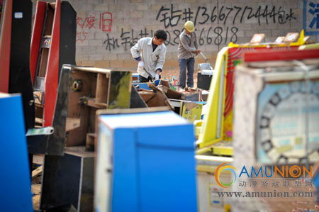 广西南宁警方集中销毁300余台涉赌违规游戏机