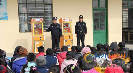 山东费县实物展示赌博机危害 增强中小学生防范意识
