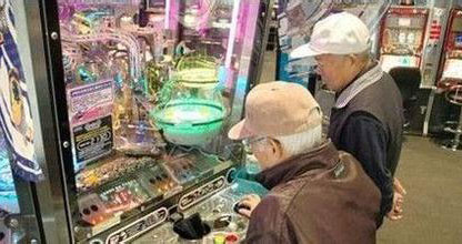 日本游戏厅常现老年人开心玩乐身影