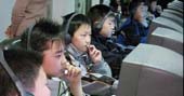 想打游戏机却没钱 少年半夜入店偷游戏币