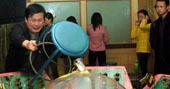 父亲电玩城怒砸大型游戏机