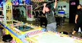 兵分三路 夜袭聚赌窝点