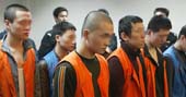 亡命一团伙 专抢老虎机