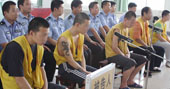 五青年为朋友输钱“出头”怒砸十台游戏机