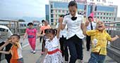 六一去哪？济南“爱心爸妈”带孤残儿童游乐园过节