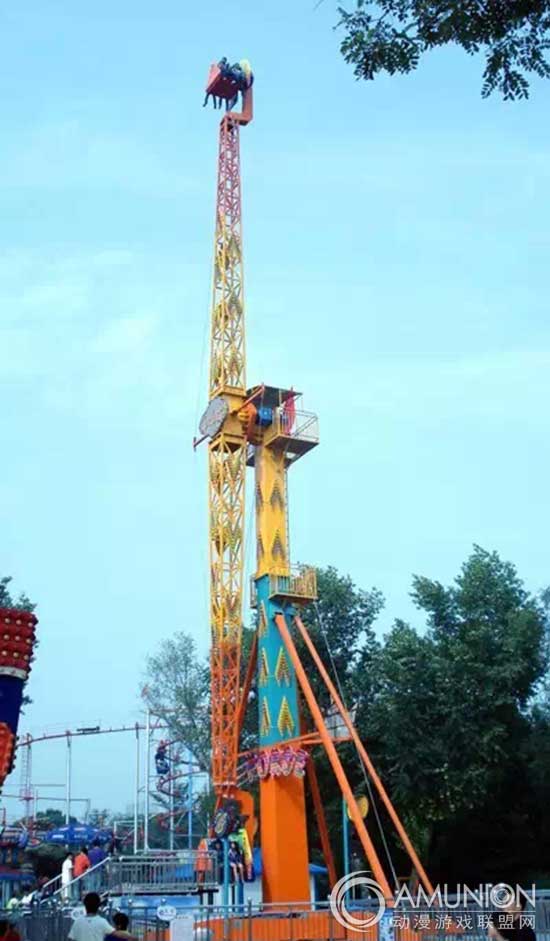 大型游乐设备“高空飞翔”