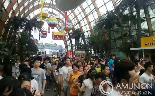 游客在主题乐园排队等待