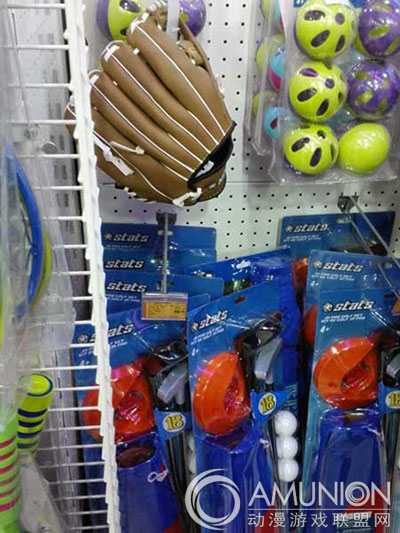 棒球、高尔夫等儿童运动产品在超市上架