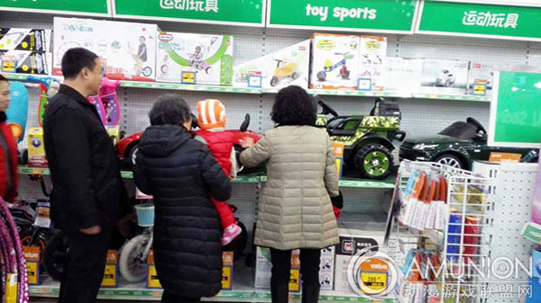 运动玩具超市中的家庭消费者