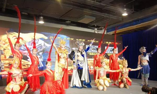 北京欢乐谷带来《金面王朝》表演