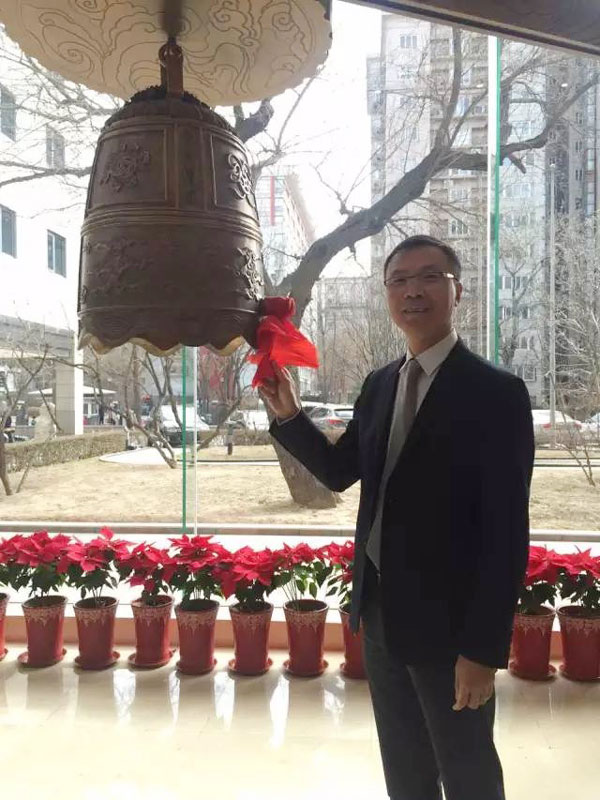 华立科技董事长苏本立敲响上市钟声