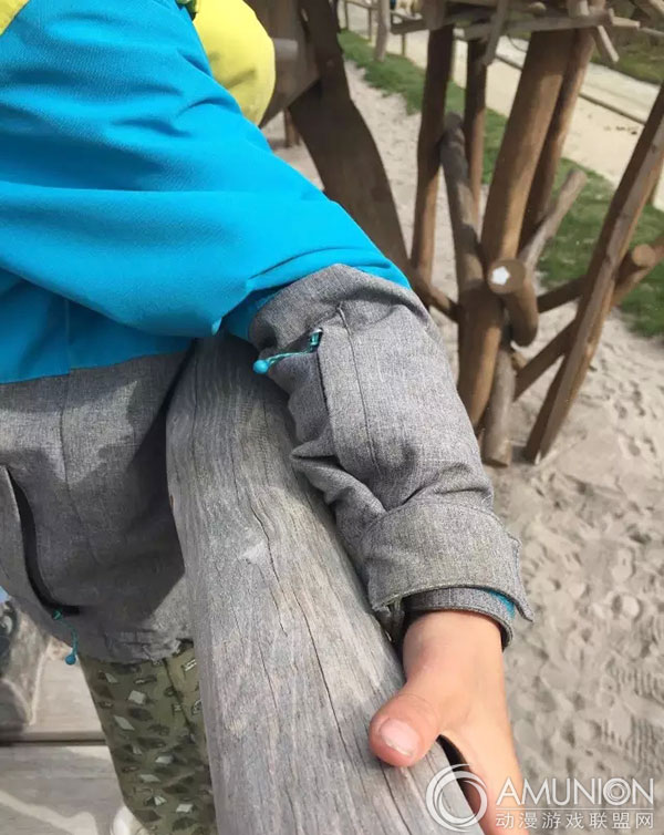 室外儿童游乐设施的木头打磨光滑