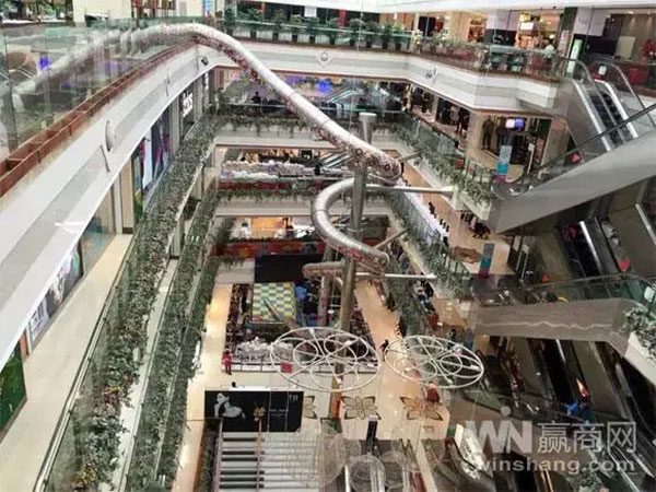 巴黎春天浦建店的巨型滑梯