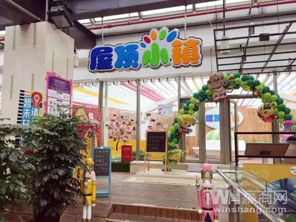 巴黎春天浦建店的屋顶小镇