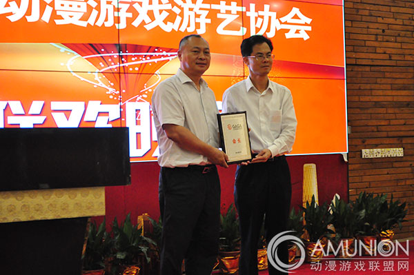 番禺区杨副区长为新任会长郑兵先生授牌