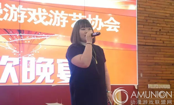 烨睿科技的胡蕾带来歌曲《我们的歌》