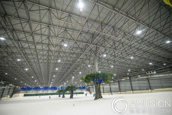 国内首个最大常年开放室内冰雪游乐场开放试营业