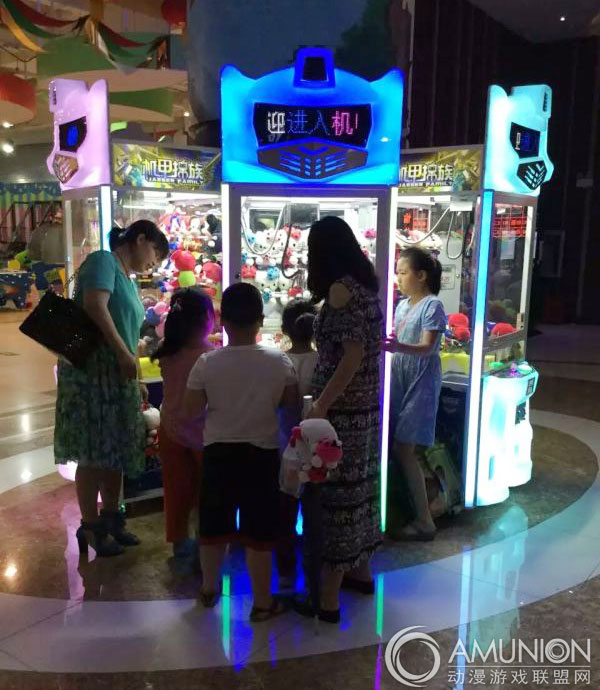 商超内的机甲抓族礼品机