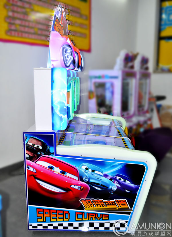 极速弯道游艺机侧面展示